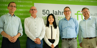 Das Bild zeigt Zhijing Zhu mit den vier Professoren der Promotionskommision.