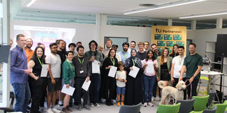 Das Bild zeigt die Teilnehmenden des Hackatons.